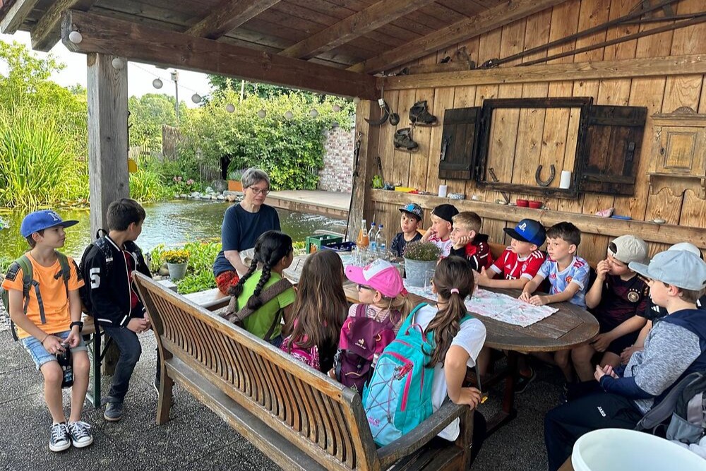 Soli WM Besuch Imker Grundschule 2024 06 24 001