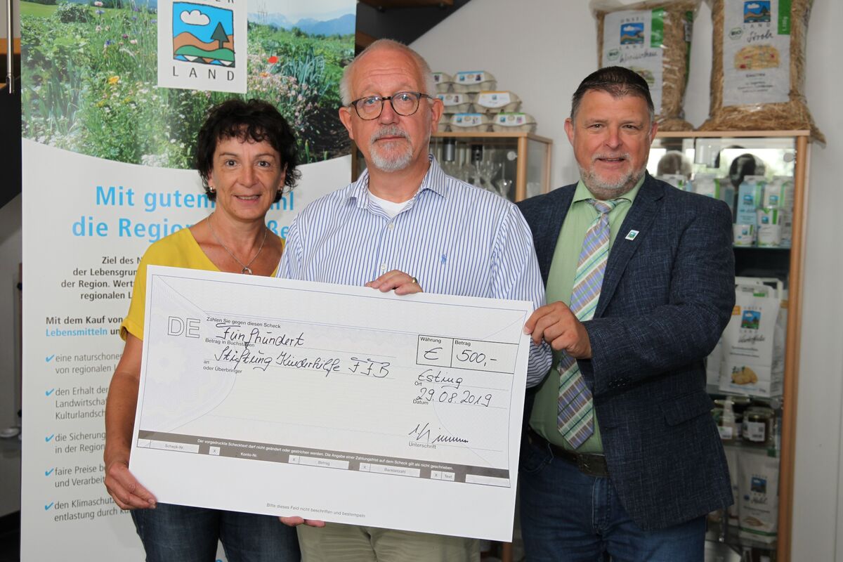 30.08.19 UNSER LAND Mitarbeiter spenden für Kinder