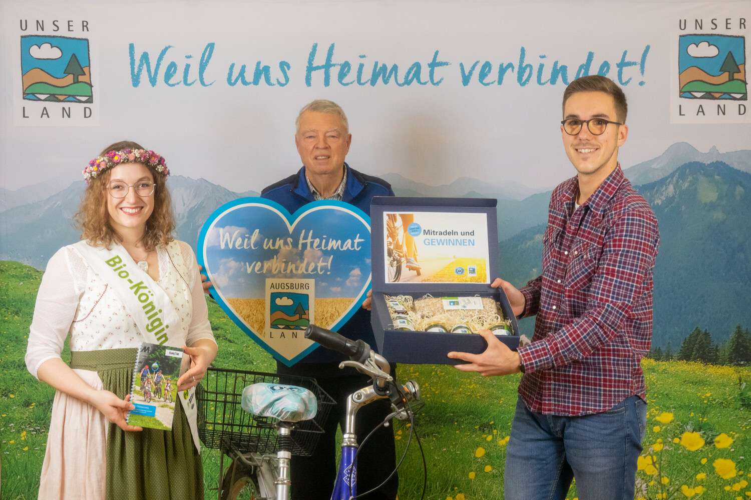 Gewinner Martin Walter mit Dr. Hans-Peter Senger, Vorsitzender von AUGSBURG LAND, und Annalena I., der Bayerischen Bio-Königin