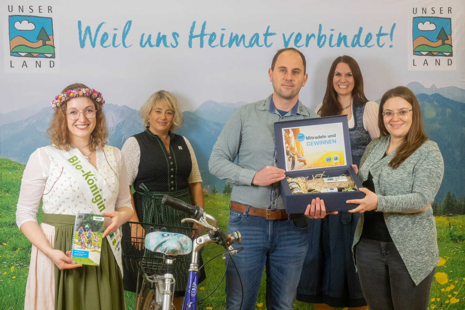 Gewinner Milan Srndovic und Bibiana Förster mit Adriane Schua, Dachvereinsvorsitzender von UNSER LAND, Julia Seiltz, Geschäftsführerin von UNSER LAND, und Annalena I., der Bayerischen Bio-Königin