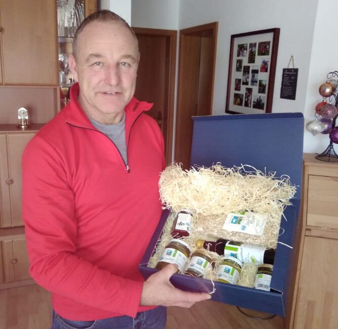 Gewinner Wilhelm Wotke mit dem UNSER LAND Geschenkpaket